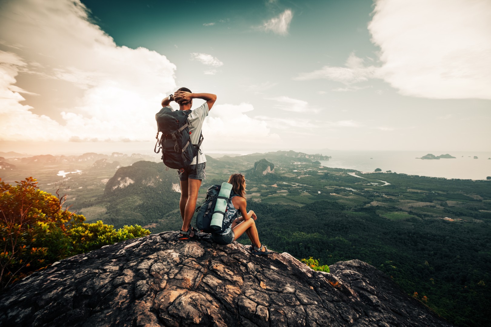 Pareja de aventura y trekking durante su luna de miel