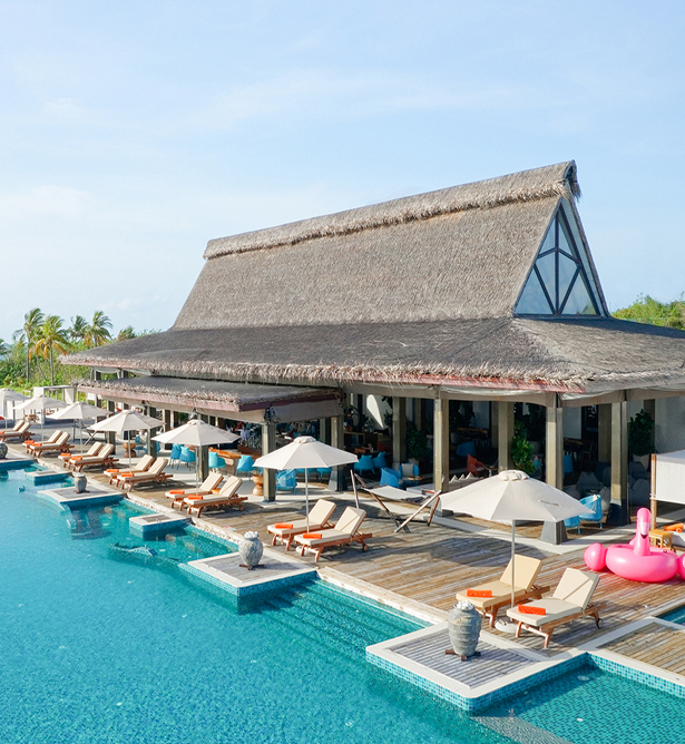 Piscina y bar en Grand Park Kodhipparu, Maldivas