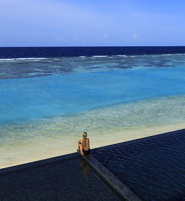 Piscina Laguna Bar en Kuramathi, Maldivas