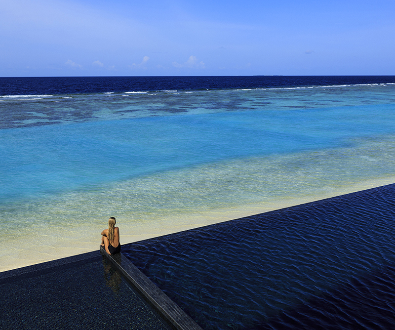 Piscina Laguna Bar en Kuramathi, Maldivas